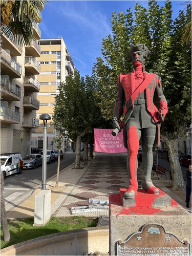 Figure 1: The vandalised monument to Gaspar de Portolà. MONUMENT is visible in the background. 12 October 2022 (Source: Joan Deulofeu).