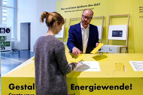 Figure 1. A visitor receiving the mission to design their energy transition. Foto © Daniel Strauch & Deutsches Museum.