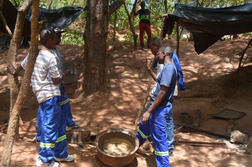 Figure 3. A dialogical conversation with makorokozas mining gold near Saungweme site.