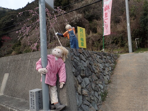 Figure 4. Scarecrows decorating the Agawa area made by residents (photo by the author on March 15, 2018).