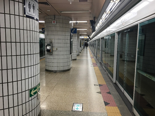 Figure 3. Massive circular pillars are blocking sightlines at Seoul Metro.