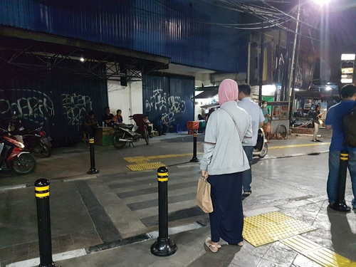 Figure 7. The presence of street vendors near MRT Jakarta stations increases the sense of security, especially at night.