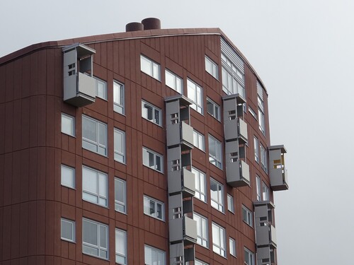 Figure 16. Ralph Erskine. Ortdrivaren quarter, Kiruna, 1959–62. Detail of the western façade of the Spottkoppen (the original concrete balconies have been replaced), 2021. Photo: Elena Poma.